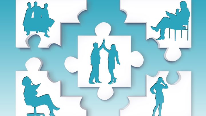 Zu sehen sind 5 Puzzleteile, verteilt im Bild. In den weißen Puzzleteilen sind Silhouetten von einzelnen Männern und Frauen zu sehen. Das Puzzleteil in der Mitte zeigt eine Frauensilhouette und eine Männersilhouette, die ihre Hände nach oben regen und dabei ihre Hände berühren.